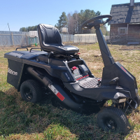 Новая газонокосилка собрана, обслужена, масло и топливо заправлены. 